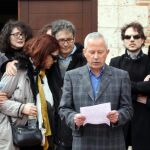 El alcalde de Laguna de Duero (Valladolid), Román Rodríguez, participa junto a decenas de personas en un minuto de silencio en memoria de la joven Irene Baladrón fallecida el sábado en un accidente en la Playa de las Catedrales (Lugo), junto a familiares de la joven fallecida