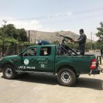 Un policía afgano en el lugar de la explosión en Kabul / Reuters