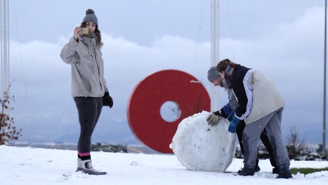 La nieve ha dejado este lunes una estampa invernal en Madrid. En la imagen, el Campo de las Naciones
