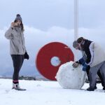 La nieve ha dejado este lunes una estampa invernal en Madrid. En la imagen, el Campo de las Naciones