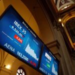 Panel que muestra la evolución del principal indicador de la Bolsa española, el IBEX 35. EFE/ Emilio Naranjo