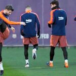 Piqué, que terminó «tocado» el pasado derbi, se entrenó ayer con aparente normalidad