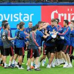 Collejas para Rodrigo (Valencia) dentro del buen ambiente que reina en el equipo español / Efe