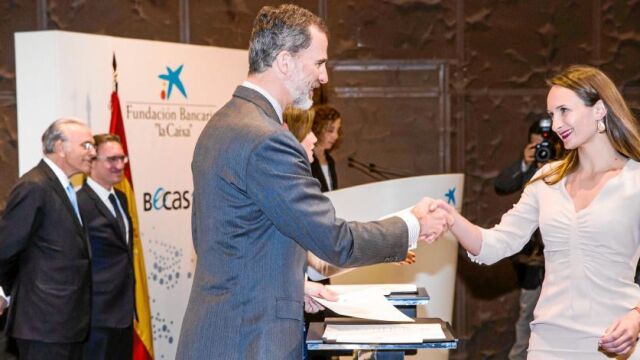 Una de las jóvenes becadas saluda a Felipe VI durante el acto celebrado ayer en Madrid
