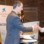 Una de las jóvenes becadas saluda a Felipe VI durante el acto celebrado ayer en Madrid