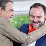 El secretario federal de Organización del PSOE y ministro de Fomento, José Luis Ábalos y el expresidente del Gobierno José Luis Rodríguez Zapatero, durante la Fiesta Provincial de los socialistas leoneses que se celebra en la localidad de La Ercina
