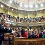 El secretario general del PSOE Pedro Sánchez, saluda al hemiciclo del Congreso. Foto: Efe