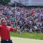 Bryson DeChambeau, celebrando la victoria