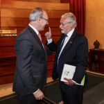 El Defensor del Pueblo Andaluz, Jesús Maeztu, entregó el informe al presidente del Parlamento, Juan Pablo Durán