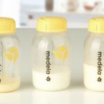 Los primeros días la leche es amarilla y espesa, es el calostro y no sale en grandes cantidades ya que el tamaño del estómago del bebé es el de una cereza. A los cuatro o cinco días ya será de color blanca y en más cantidad coincidiendo con el aumento del estómago al de un albaricoque.