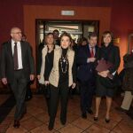 García Tejerina conversa con Ángel de las Heras en presencia de María José Salgueiro, Jesús Julio Carnero y Milagros Marcos