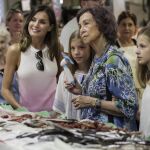 La Reina Letizia, y la Reina Sofía, junto a la princesa Leonor y la infanta Sofia pasean por la calle San Miguel en Palma de Mallorca. Foto: Alberto R. Roldán