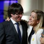 La presidenta de AMI, Neus Lloveras, junto al ex presidente de la Generalitat, Carles Puigdemont