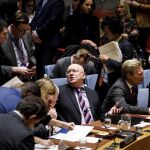 Vassily Nebenzia (c), embajador de Rusia en las Naciones Unidas, habla con su equipo en la votación de los proyectos de resolución presentados por Rusia y Estados Unidos ante el Consejo de Seguridad de las Naciones Unidas, en la sede de las Naciones Unidas en Nueva York