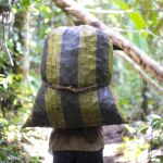 Un campesino transporta cocos o frutos del árbol de la castaña, el 28 de enero de 2018, en la localidad Gonzalo Moreno (Bolivia)