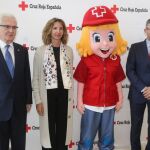 Alicia García junto a los presidentes de Cruz Roja España y de Castilla y León, Javier Senent y José Varela, y la imagen del socio y voluntario de la oenegé