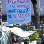 Tras unos días de acampada separatista, se unieron en plaza Cataluña mucha gente sin hogar, que reivindican su derecho a la vivienda, entre otras peticiones