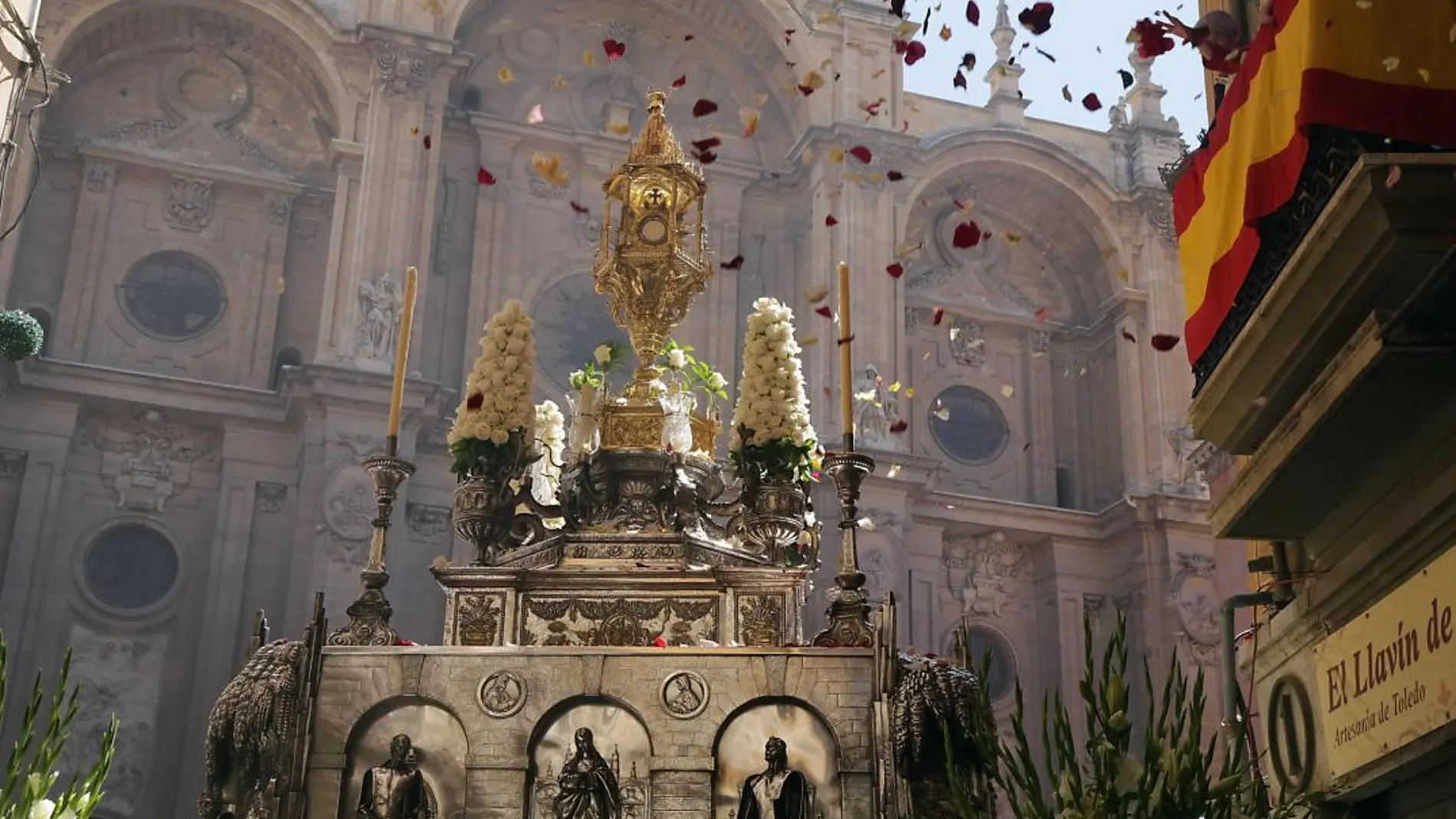 La Custodia del Corpus de Granada en la plaza de las Pasiegas (Efe)