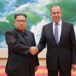 Kim Jong-Un posa junto al ministro de Exteriores ruso, Serguéi Lavrov