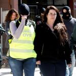 Agentes de la Guardia Civil trasladan de su domicilio a Tamara C.G., detenida como presunta responsable de la coordinación de los actos de sabotaje