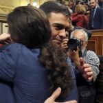 El secretario general del PSOE Pedro Sánchez, saluda al líder de Podemos Pablo Iglesias, en el Congreso tras el debate de la moción de censura presentada por su partido. EFE/J.J. Guillén