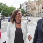 La consejera de Agricultura y Ganadería, Milagros Marcos, conversa con el director general de RTVCyL, Eduardo Álvarez, antes de participar en la jornada «La industria agroalimentaria comprometida con el territorio»