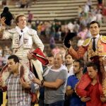 Los diestros Román y Paco Ureña a hombros de la Plaza de Toros de Valencia / EFE