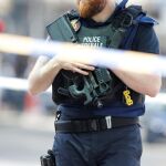 Un oficial de policía ayer en Lieja / Reuters