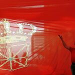 Un manifestante bajo una bandera contra la imposición del euskera en Navarra / Efe