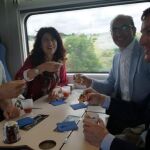 La concejala de Cultura y Turismo de Valladolid, Ana Redondo, y el vicepresidente de la Diputación Provincial, Víctor Alonso, degustan las tapas