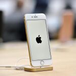 Un iPhone 7 expuesto en una tienda de Apple