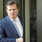 Paul Manafort, ex responsable de la campaña electoral de Donald Trump, a su salida de la corte federal en Washington en una imagen de archivo / Efe