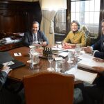 El consejero de Fomento y Medio Ambiente, de la Junta, Juan Carlos Suárez-Quiñones junto con el consejero de Infraestructuras del Principado de Asturias, Fernando Lastra, se reúnen con la ministra de Agricultura y Pesca, Alimentación y Medio Ambiente, Isabel García Tejerina, con motivo de la preparación de los actos conmemorativos del centenario del Parque Nacional de los Picos de Europa