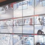 Pantallas del Centro de Control de Enfermedades que vigilan el aeropuerto internacional de Taoyuan