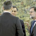 Primera conversación como presidente. Tras prometer el cargo Sánchez charló con el Rey, Ana Pastor, Mariano Rajoy y Pío García Escudero / Pool