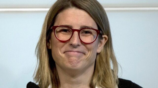 Elsa Artadi, durante la rueda de prensa que ofreció en el Parlament, para exigir la sesión de investidura de Carles Puigdemont. EFE/Quique García