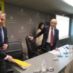 El delegado del Gobierno en la Comunitat Valenciana, Juan Carlos Moragues, junto al ministro de Hacienda, Cristóbal Montoro, en una imagen de archivo tras una comparecencia ante los medios de comunicación.