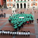 Paraguas verdes formando un punto de geolocalización en la Plaza Mayor de Valladolid, para reivindicar la labor y la ayuda que prestan las asociaciones contra el cáncer