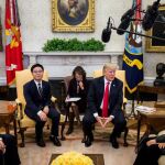 Trump se dirige a los medios durante un encuentro con desertores norcoreanos en el Despacho Oval de la Casa Blanca/Efe