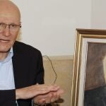 El diputado libanés Tammam Salam, sentado al lado de una foto de su padre, el exprimer ministro Saeb Salam