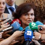 La vicepresidenta del Gobierno, Carmen Calvo, contesta a las preguntas de los periodistas. EFE/Juan Carlos Hidalgo.