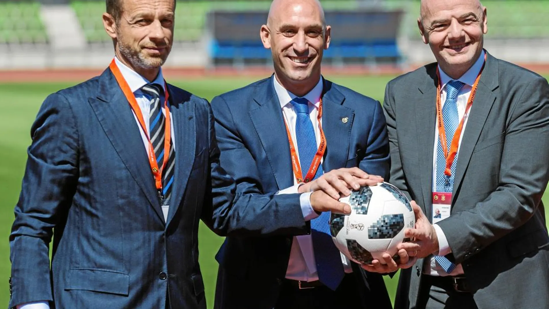 Rubiales, presidente de la Federación, acompañado por Aleksander Ceferin, presidente de la UEFA, y Gianni Infantino, presidente de la FIFA