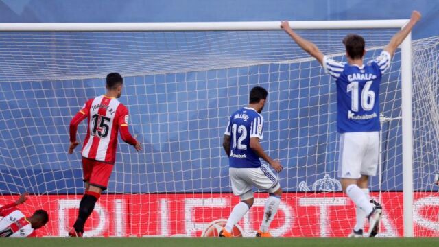 El jugador de la Real Sociedad, Januzaj, celebra un gol ante el Girona durante el partido de la jornada 31 de la Liga Santander de fútbol