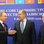 El ministro de Asuntos Exteriores bielorruso, Vladimir Makei (i), saluda a su homólogo ruso, Serguéi Lavrov (C), y al secretario ejecutivo de la Comunidad de Estados Independientes (CEI), Serguéi Lebedev, durante el Consejo de Ministros de Exteriores de la CIS celebrado en Minsk, Bielorrusia, hoy