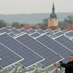Archivo. Los propietarios de viviendas en la Región que instalen placas solares podrán optar a recibir ayudas de hasta 500 euros el metro cuadrado con el objetivo de reducir el gasto en la factura de agua y energía