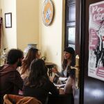 La coordinadora de Podemos Andalucía, Teresa Rodríguez, se reunió ayer con la portavoz del grupo municipal de Participa Sevilla, Susana Serrano, y los ediles Cristina Honorato y Julián Moreno