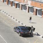 Un VTC, ayer, en la estación de Atocha, recoge a un cliente en la zona reservada a los taxistas