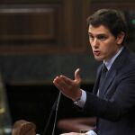 El líder de Ciudadanos, Albert Rivera, durante su intervención en el debate de la moción de censura presentada por el PSOE contra el presidente del Gobierno, Mariano Rajoy, esta tarde en el Congreso de los Diputados / Foto: Efe