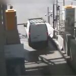 El hombre embistió en tres ocasiones la barrera de seguridad. / @mossos