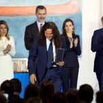 El guitarrista flamenco José Fernández Torres, "Tomatito", tras recoger su medalla en presencia de la presidenta de la Junta de Andalucía, Susana Díaz (i), el rey Felipe VI (c), la reina Letizia, y el ministro de Cultura, Íñigo Méndez de Vigo (d), durane el acto de entrega de las Medallas de Oro al Mérito en las Bellas Artes celebrado en el Centre Pompidou Málaga